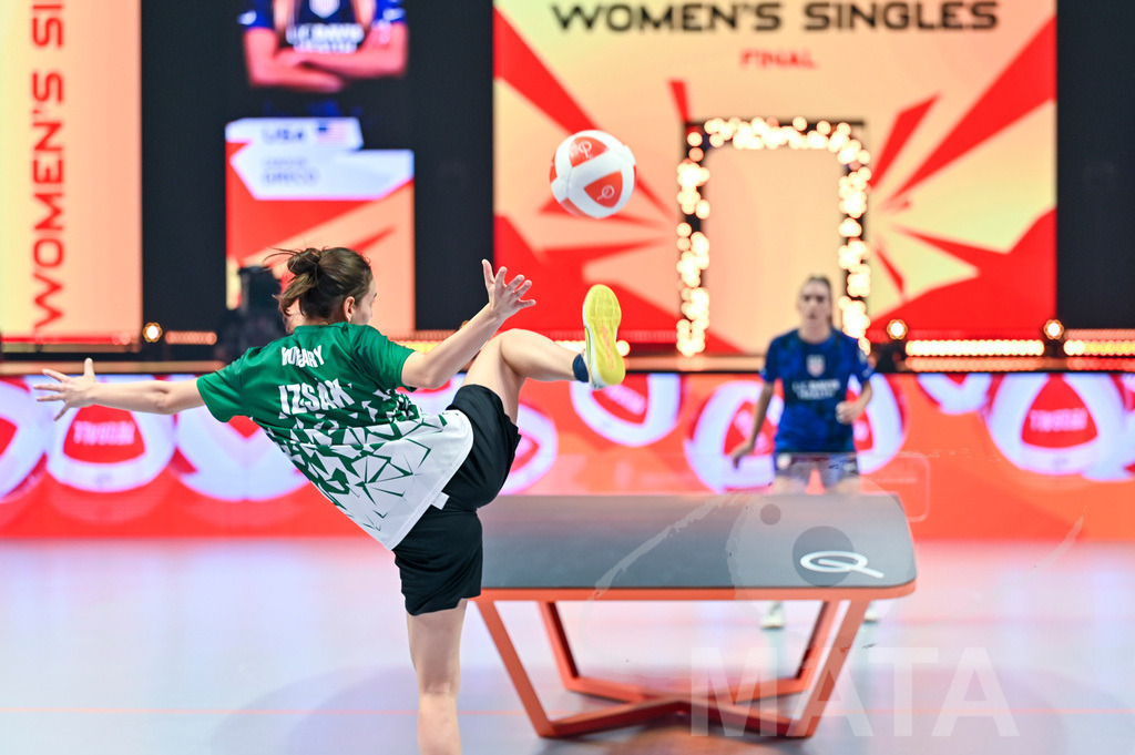 _DWI6004 | Anna Iszak vs Carolyn Greco beim Frauen- Single  Ungarn vs. USA bei der Teqball Weltmeisterschaft 2022 in der Kia Metropole Arena. Nürnberg, 27.11.2022 - Realisiert mit Pictrs.com