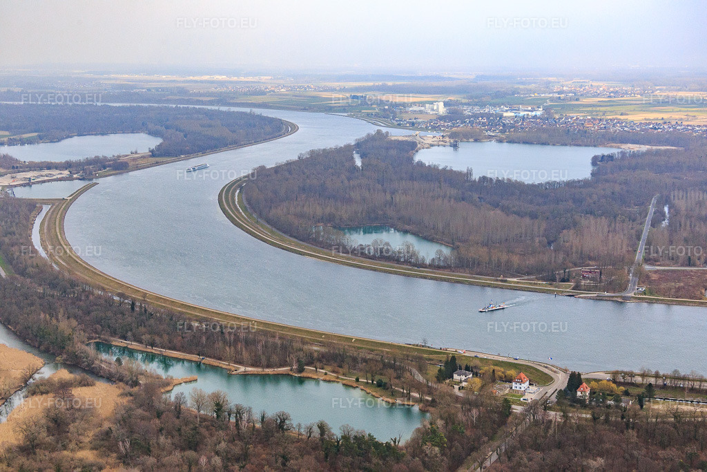 Vue aérienne: Bac de Drusenheim - Greffern à Drusenheim dans le département Bas Rhin, France.Photo: IMG_086627.jpg prise le 19/03/2016 par Werner Riehm/FLY-FOTO.euRésolution de l'original: 5472 x 3648 pxCollectivité européenne d'Alsace | CeALes bacs rhénans - Alsace