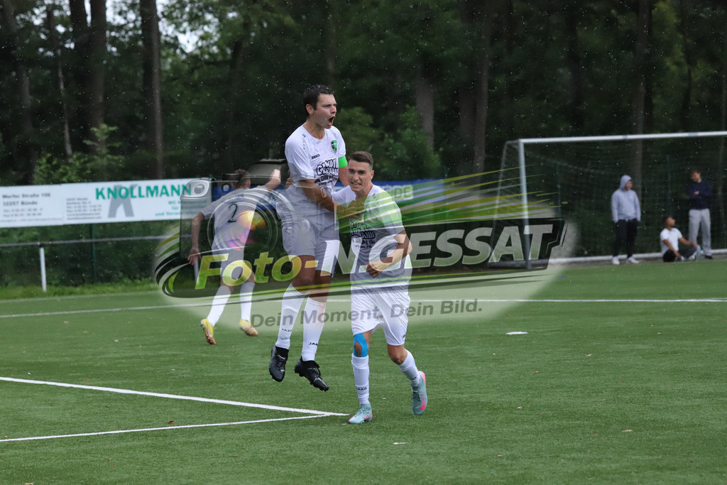 SC Bünde - BV 21 Stift-Quernheim | Auf dem Bild zu sehen: weiß SC Bünde v.l.: Mario Siekmann, Daniel Brinkmann SC Bünde, BV 21 Stift-Quernheim, Fistelmann Supercup, Hunnebrock, Deutschland  - Realisiert mit Pictrs.com