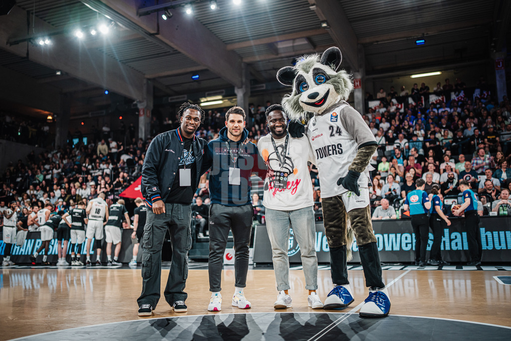 Basketball | Männer | Saison 2023/2024 | easyCredit Basketball Bundesliga | 32. Spieltag | Veolia Towers Hamburg vs. NINERS Chemnitz | 04.05.2024 | Hamburg Sea Devils mit Willy