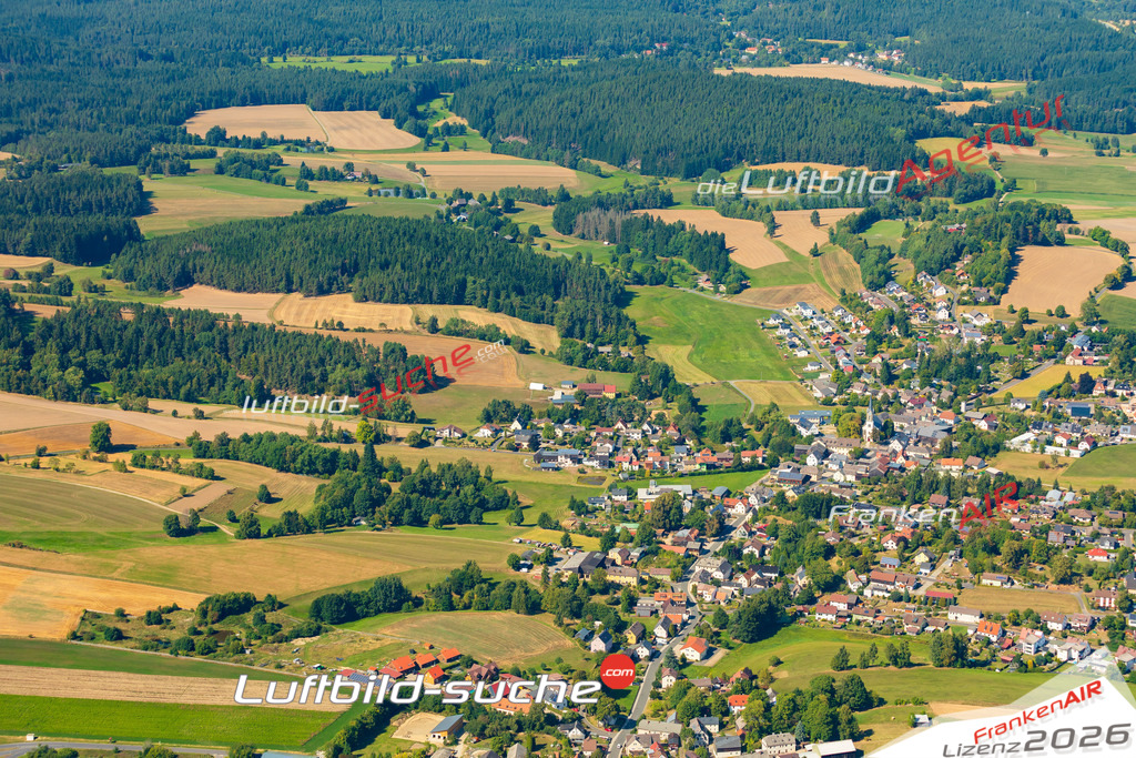 Luftaufnahme der Stadt Höchstädt im Fichtelgebirge - Die Luftaufnahme wurde 2025 vom UL-Flugzeug heraus erstellt ( keine Drohne ) - Hochauflösende Luftaufnahme - für professionelle Ausdrucke geeignet. Die Geschenkidee !Mit Lizenz und Bildrechte bestellbar