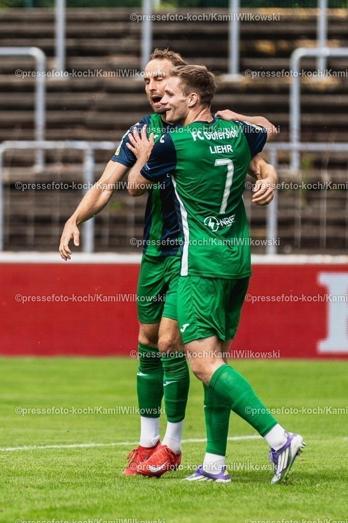 xkwi02082501055 | 02.08.2025, xkwix, Fußball, Regionalliga West, FC Gütersloh - 1. FC Bocholt, Ohlendorf Stadion im Heidewald: Torjubel nach dem Tor zum 2:1 durch Julius Langfeld ( FC Gütersloh #10 ) mit Jan-Lukas Liehr ( FC Gütersloh #7 ) 