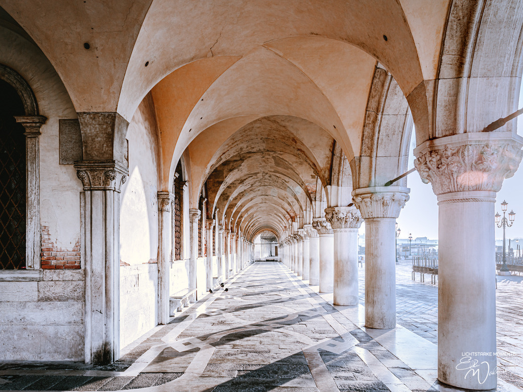 20220309-073508 ITALIEN-Venedig _015-1 Kopie | Herzlich willkommen auf meiner Seite! Ich bin Elke Wallnisch, Deine Fotografin für lichtstarke Momente. Der Name steht für alles, was mich mit der Fotografie verbindet: Das Licht und seine machtvolle Wirkung auf eine Situation oder unsere Stimmung - Realisiert mit Pictrs.com