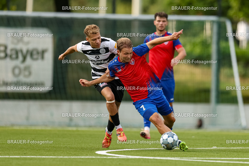 1_KFCWAT_20250723_0472.JPG -  - KFC Uerdingen - SG Wattenscheid 09 - Testspiel | Krefeld, Deutschland, 23.07.25: Alexander Lipinski (KFC Uerdingen) und Nils da Costa Pereira (SG Wattenscheid 09) im Kampf um den Ball waehrend des Testspiel Spiels zwischen KFC Uerdingen - SG Wattenscheid 09 in der Covestro Sportpark am 23. July 2025 in Krefeld, Deutschland. (Foto von Stefan Brauer/Brauer-Fotoagentur)