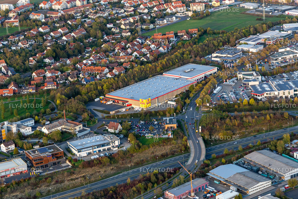 Gebäude des Großmarkt und Großhandelszentrum SELGROS Cash & Carry Würzburg im Ortsteil Lengfeld | Luftbild: Gebäude des Großmarkt und Großhandelszentrum SELGROS Cash & Carry Würzburg im Ortsteil Lengfeld im Ortsteil Grombühl in Würzburg im Bundesland Bayern in Deutschland. Foto: IMG_119740.jpg vom 26.10.2019 durch Werner Riehm/FLY-FOTO.de - Realisiert mit Pictrs.com