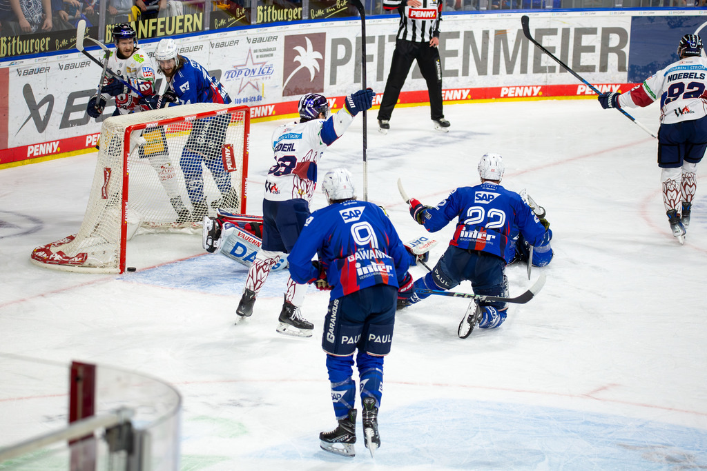 DEL, Deutsche Eishockey Liga Saison 2024/25, Playoff-Halbfinale, Spiel 2: Adler Mannheim gegen Eisbären Berlin***Berlin erzielt das 1:0 durch Marcel Noebels (92) | DEL, Deutsche Eishockey Liga Saison 2024/25, Playoff-Halbfinale, Spiel 2: Adler Mannheim gegen Eisbären Berlin***Berlin erzielt das 1:0 durch Marcel Noebels (92) - Realisiert mit Pictrs.com