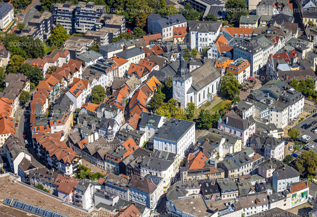 Luedenscheid250813955 | Luftbild, kreisförmige Wohnanlage in der City mit evang. Erlöserkirche, Corneliusstraße und Grabenstraße, Lüdenscheid-Stadt, Lüdenscheid, Sauerland, Nordrhein-Westfalen, Deutschland