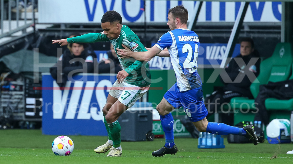 Fussball, Bundesliga, SV Werder Bremen - SV Darmstadt 98 | v.li.: Felix Agu (SV Werder Bremen, 27) und Matthias Bader (SV Darmstadt 98, 26) im Zweikampf, Duell, Dynamik, Aktion, Action, Spielszene, DIE DFL-RICHTLINIEN UNTERSAGEN JEGLICHE NUTZUNG VON FOTOS ALS SEQUENZBILDER UND/ODER VIDEOÄHNLICHE FOTOSTRECKEN. DFL REGULATIONS PROHIBIT ANY USE OF PHOTOGRAPHS AS IMAGE SEQUENCES AND/OR QUASI-VIDEO.