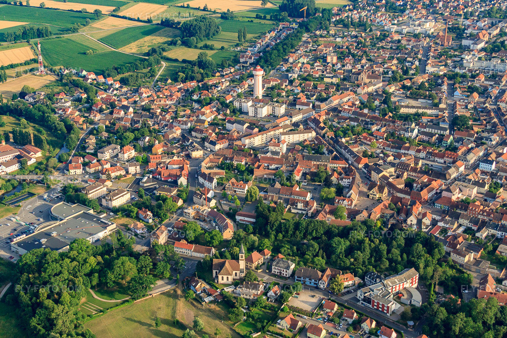 Aerial view: View of the town from the north in Bischwiller in the state Bas-Rhin, France. – Photo: IMG_30447.jpg taken on 07/09/2010 by Werner Riehm/FLY-FOTO.com – Resolution of the original: 4317 x 2878 px