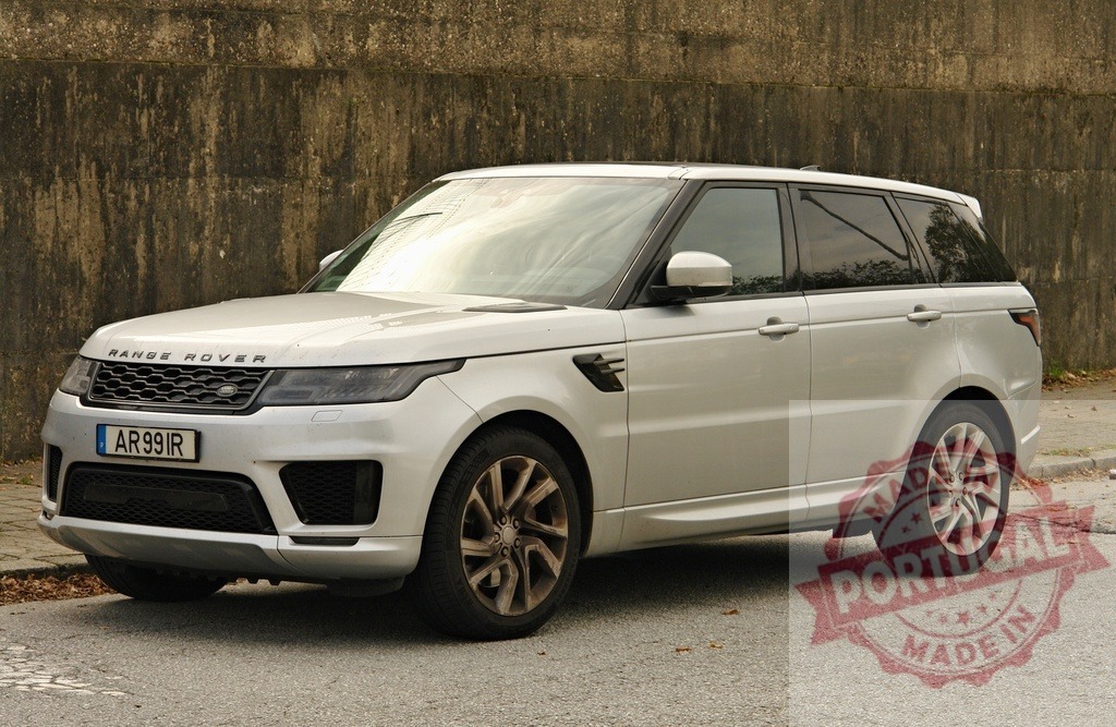 Silver Land Rover Range Rover Sport parked on street | Silver Land Rover Range Rover Sport SUV parked on an urban street near a concrete wall - Realisiert mit Pictrs.com