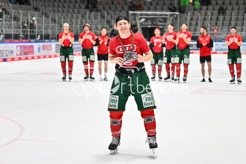 Augsburger Panther - Eisbären Berlin | AUGSBURG, GERMANY - 27. JANUARY: die Mannschaft der Panther feiert zusammen mit den Fans den 2-1 Heimsieg gegen Berlin nach dem Match zwischen den Augsburger Panthern und den Fischtown Pinguins am 43. Spieltag der Penny DEL im Curt Frenzel Stadion - Kyle MAYHEW (Augsburger Panther 27)