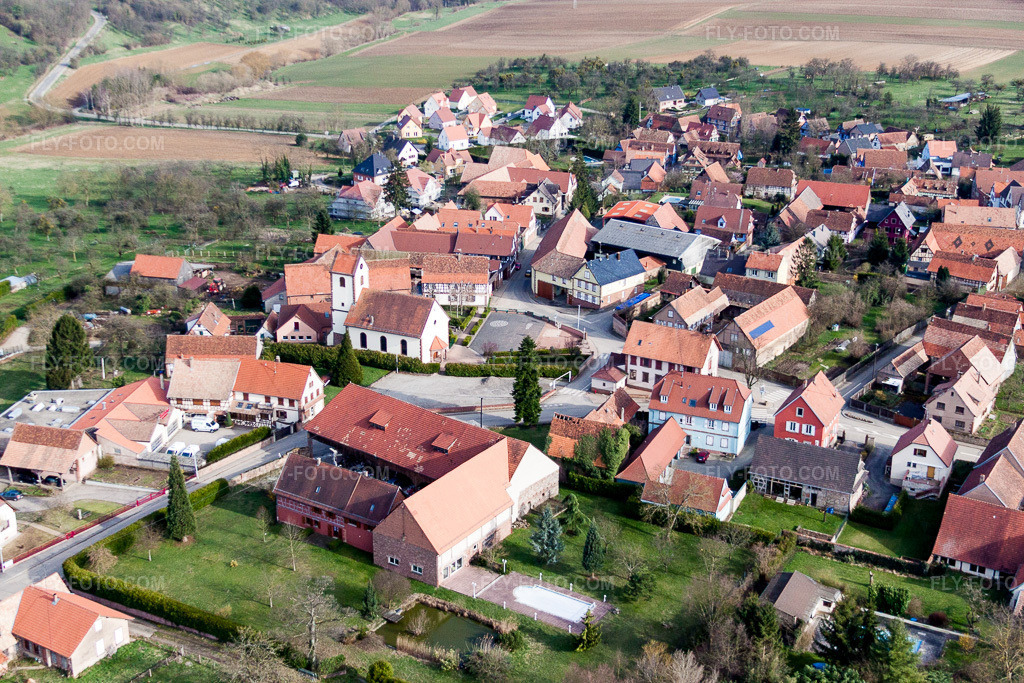 Aerial view: Eglise protestante luthérienne in the village center in Ringendorf in the state Bas-Rhin, France. – Photo: IMG_38610.jpg taken on 03/20/2011 by Werner Riehm/FLY-FOTO.com – Resolution of the original: 4752 x 3168 px