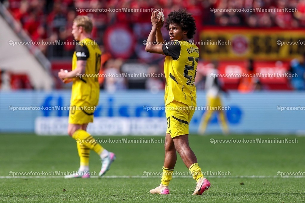 B0411052501171 | 11.05.2025, Fußball, Bayer 04 Leverkusen - Borussia Dortmund, 1. Fußball Bundesliga, 33. Spieltag, BayArena, Saison 2024 2025: Torjubel nach dem 3:1 durch Torschütze Karim Adeyemi (BVB #27) DFB regulations prohibit any use of photographs as image sequences and or quasi-video.