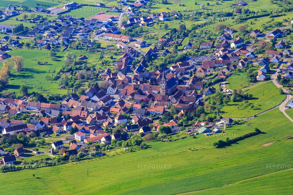Vue aérienne: Église de la Nativité de la Très Sainte Vierge Bining à Bining dans le département Moselle, France. Photo: IMG_146088.jpg prise le 01/05/2025 par Werner Riehm/FLY-FOTO.eu – Résolution de l'original: 5472 x 3648 px