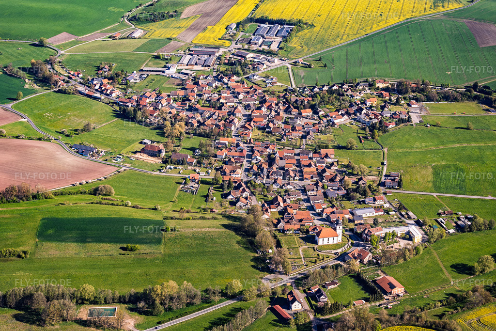 Luftbild: Ortsansicht aus Süden im Ortsteil Hellingen in Heldburg im Bundesland Thüringen in Deutschland. – Foto: IMG_155706.jpg vom 02.05.2026 durch Werner Riehm/FLY-FOTO.de – Auflösung des Originals: 5457 x 3638 px