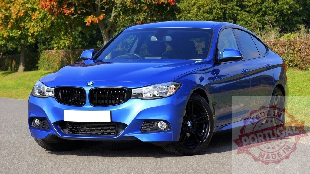 Blue BMW car parked on outdoor road | Blue BMW 3 series luxury compact executive car standing on an asphalt road - Realisiert mit Pictrs.com