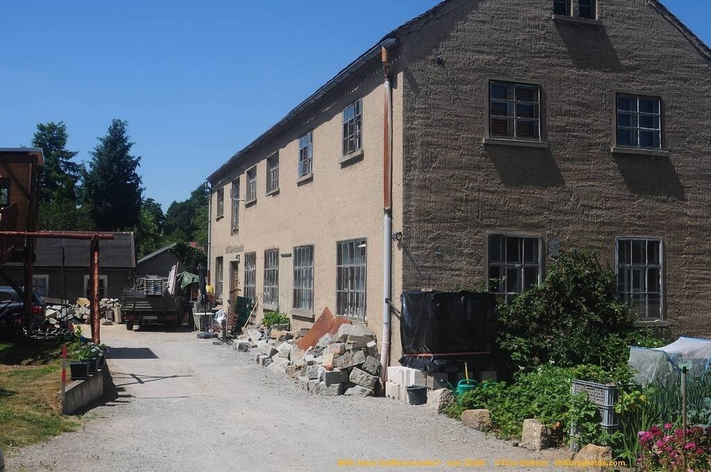 Geißmannsdorf-2026-Ortsbilder-486 | Geißmannsdorf bei Bischofswerda im Sommer 2026. Ein fotografischer Streifzug durch das Dorf Geißmannsdorf, mit Gebäuden, Straßen, Strohpuppen und geschmückten Vorgärten und Grundstücken anlässlich der 800-Jahr-Feier von Geißmannsdorf im Juni 2026 - Realisiert mit Pictrs.com