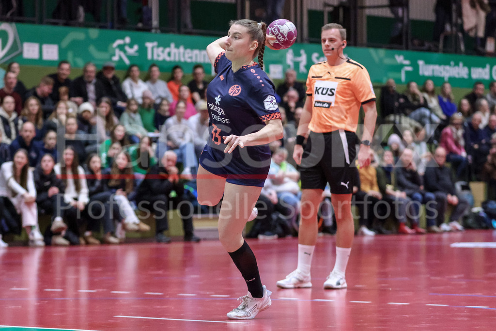 Handball, 2. Bundesliga Frauen, SV Werder Bremen - 1. FSV Mainz 05 | v.li.: Saskia Wagner (1. FSV Mainz 05, 33) beim Siebenmeter, 7m, Spielszene, Aktion, Action