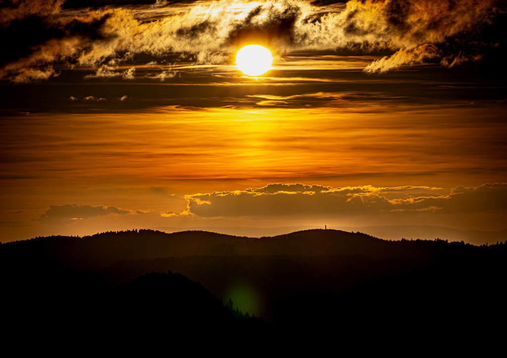 MPI_Sunset_0033 | Mooskopfturm vom Gleitschrim Flugplatz in Bad Peterstal-Greisbach aus - Realisiert mit Pictrs.com