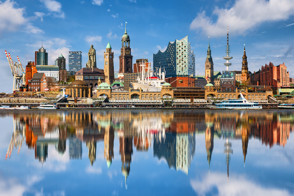 10230625 - Hamburg Daylight Skyline | Einzigartige fantasievoll gestaltete Hamburg Skyline. Für diese Fotollage setzt der Künstler Marc Hübner seine Fotografien vieler Hamburger Sehenswürdigkeiten in aufwendiger Bearbeitung zu einer besonders eindrucksvollen Skyline zusammen, die an große amerikanische Metropolen erinnert.
Bestellen Sie dieses exklusive Motiv als Wandbild oder Poster in vielen Ausführungen und Formaten. Zur Auswahl gelangen Sie über "Bestellen".