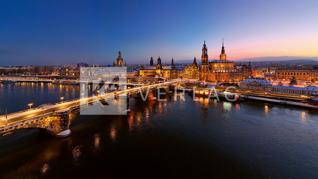 Panorama-Altstadt-Dresden-Elbe-DJI_20240119111903_0018_D | Wandbild Luftbildaufnahme der Dresdner Altstadt im Winter im Sonnenuntergang - Realisiert mit Pictrs.com