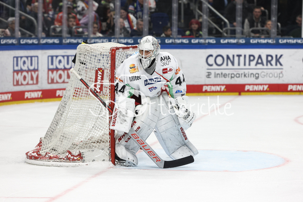Eisbären Berlin - Augsburger Panther | Panther Torhueter Dennis ENDRAS (AEV #44) in Aktion / Freisteller / Einzelfoto