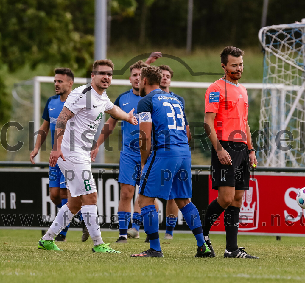 2023-10-14_070_FC_Langengeisling_gegen_TSV_Siegsdorf | Erding, Deutschland, 14.10.2023:
Fußball, Bezirksliga Oberbayern Ost 2023 / 2024, 13. Spieltag, FC Langengeisling gegen TSV Siegsdorf, Endergebnis: 3:0

Josef Wittmann (TSV Siegsdorf, #6), Hannes Dornauer (FC Langengeisling, #33), Schiedsrichter Xaver Fabisch

Foto: Christian Riedel / fotografie-riedel.net