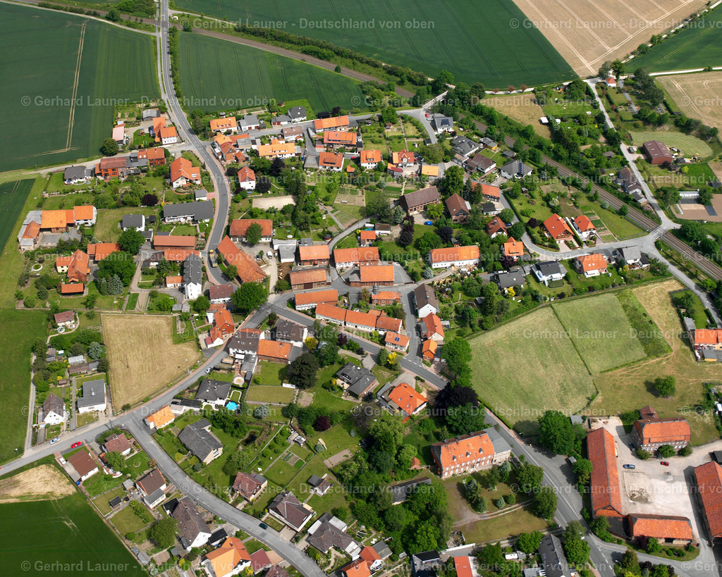 2638102 | HEIßUM 09.06.2006 Landwirtschaftliche Nutzflächen und Feldgrenzen  umsäumen das Siedlungsgebiet des Dorfes in Heißum im Bundesland Niedersachsen, Deutschland // Agricultural land and field boundaries surround the settlement area of the village  in Heißum in the state Lower Saxony, Germany Foto: Gerhard Launer