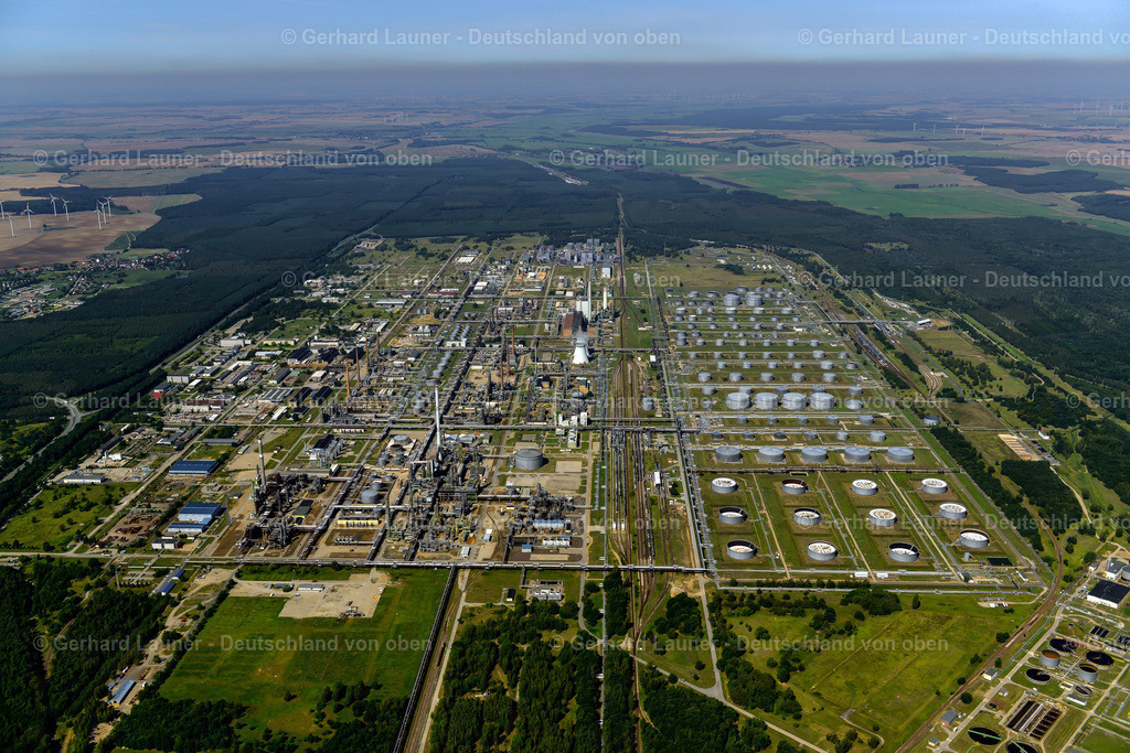 3637488 | SCHWEDT/ODER 25.08.2016 Geländes der PCK Raffinerie GmbH, ein Erdölverarbeitungswerk in Schwedt/Oder im Nordosten des Bundeslandes Brandenburg. Die Abkürzung PCK stand zu DDR- Zeiten für Petrolchemisches Kombinat, später für Petrolchemie und Kraftstoffe. Gesellschafter sind die Deutschland Oil GmbH, Ruhr Oel GmbH ( BP, PdVSA) und AET-Raffineriebeteiligungsgesellschaft mbH ( Total, Agip). Weiterführende Informationen bei: PCK Raffinerie GmbH. // Site of PCK Refinery GmbH, a petroleum processing plant in Schwedt / Oder in the northeast of the state of Brandenburg. Further information at: PCK Raffinerie GmbH. Foto: Gerhard Launer