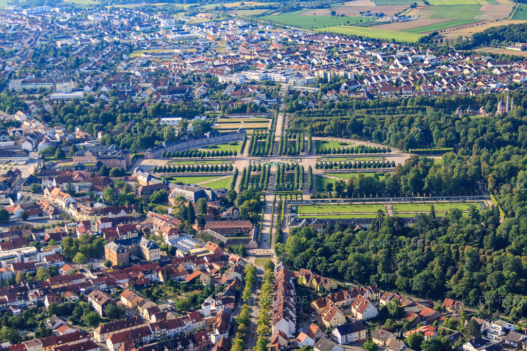 Luftbild: Schwetzinger Schlossgarten in Schwetzingen im Bundesland Baden-Württemberg in Deutschland. Foto: IMG_52206.jpg vom 19.08.2012 durch Werner Riehm/FLY-FOTO.deSchloss und Schlossgarten Schwetzingen