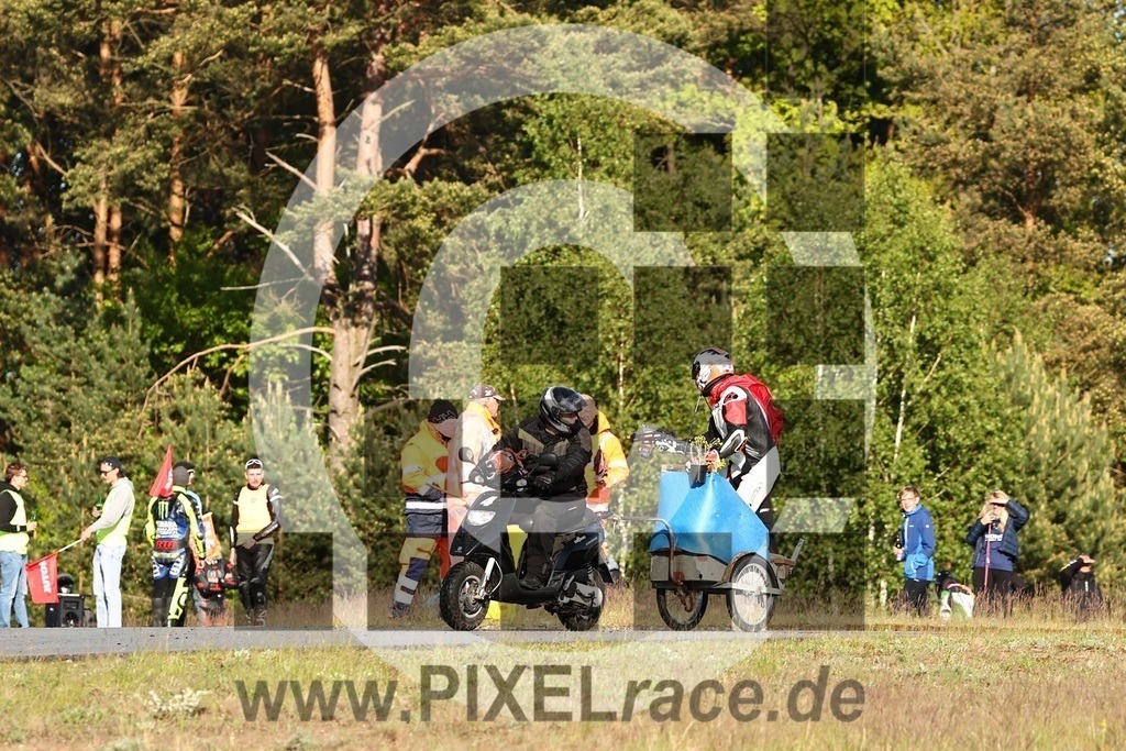 mopedrennen-20260514_12053 | Schöne Erinnerungen an spannende Momente - das festzuhalten ist unser Job. PIXELrace.de ist seit 2003 auf den Rennstrecken Europas unterwegs um die Action draußen beim Fahren und die wunderbare Stimmung imm Fahrerlager für euch einzufangen.