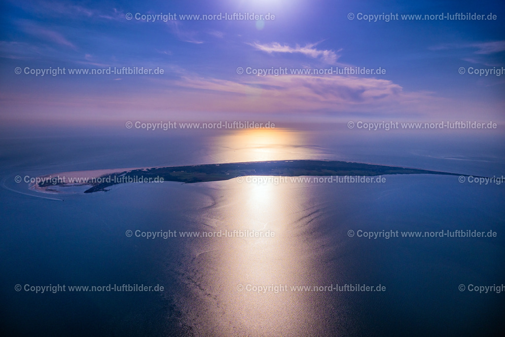 Amrum_Sonnenuntergang_ELS_0603130825 | WITTDüN AUF AMRUM 13.08.2025 Meeres- Küste im Sonnenuntergang im Ortsteil Wittdün in Nebel auf Amrum im Bundesland Schleswig-Holstein, Deutschland. // Sea coast in the sunset in the district Wittduen in Nebel auf Amrum in the state Schleswig-Holstein, Germany. Foto: Martin Elsen