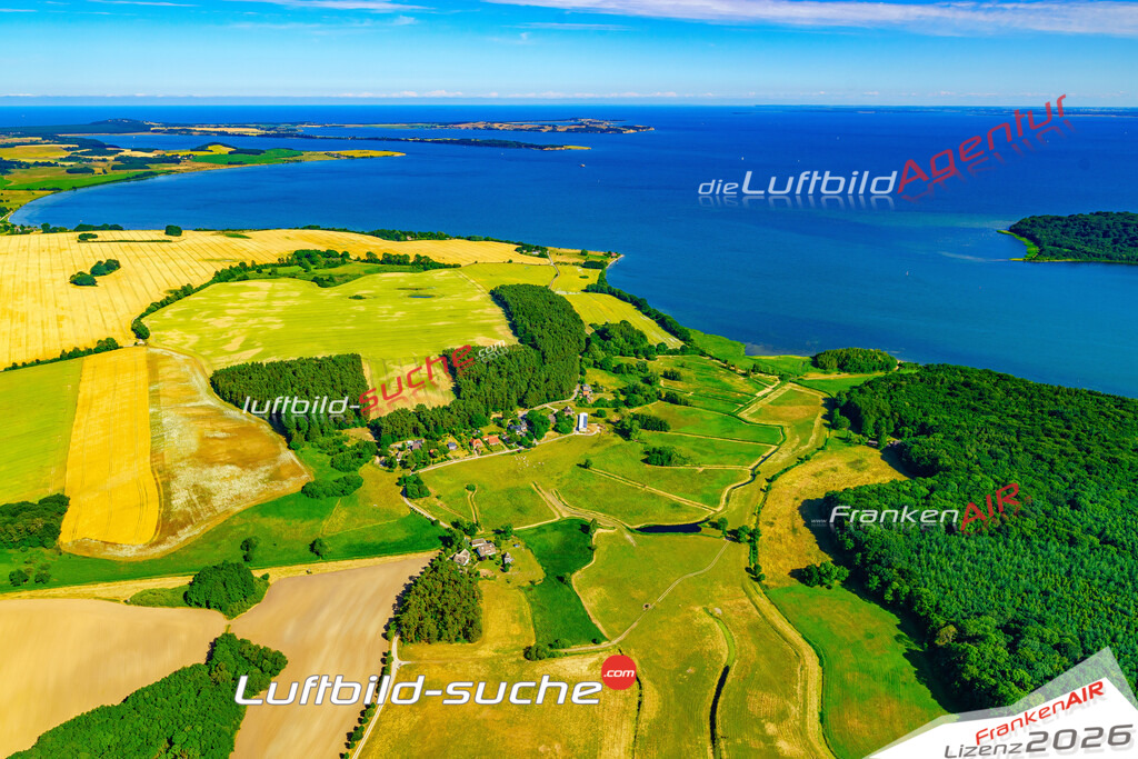 Die Luftbildaufnahme Freetz - Putbus wurde 2018 mittels Flugzeug (keine Drohne) erstellt. Perfekte Schärfe und Druck- Auflösung- Garantiert!