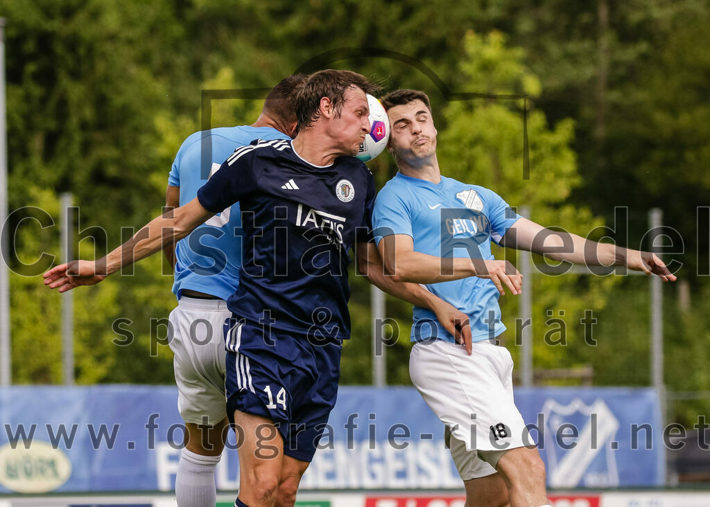 2023-08-26_123_FC_Langengeisling_gegen_TuS_Raubling | Erding, Deutschland, 26.08.2023:
Fußball, Bezirksliga Oberbayern Ost 2023 / 2024, 6. Spieltag, FC Langengeisling gegen TuS Raubling, Endergebnis: 2:0

Andreas Buchberger (FC Langengeisling, #5), Lukas Schöffel (TuS Raubling, #14), Paul Bucher (FC Langengeisling, #18)

Foto: Christian Riedel / fotografie-riedel.net