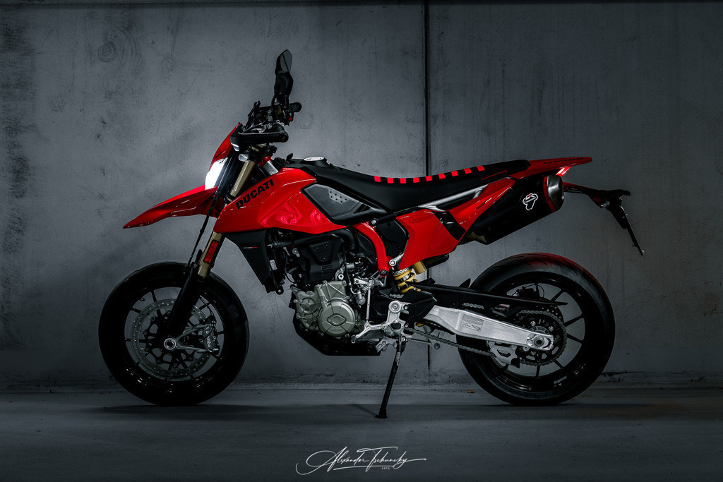 Hypermotard 698 Mono | Entdecken Sie die faszinierende Welt von Alexander Tschuncky Arts: Kreative Fotografie, atemberaubende Automobilkunst und hochwertiger Bilderdruck. Lassen Sie sich inspirieren! - Realisiert mit Pictrs.com
