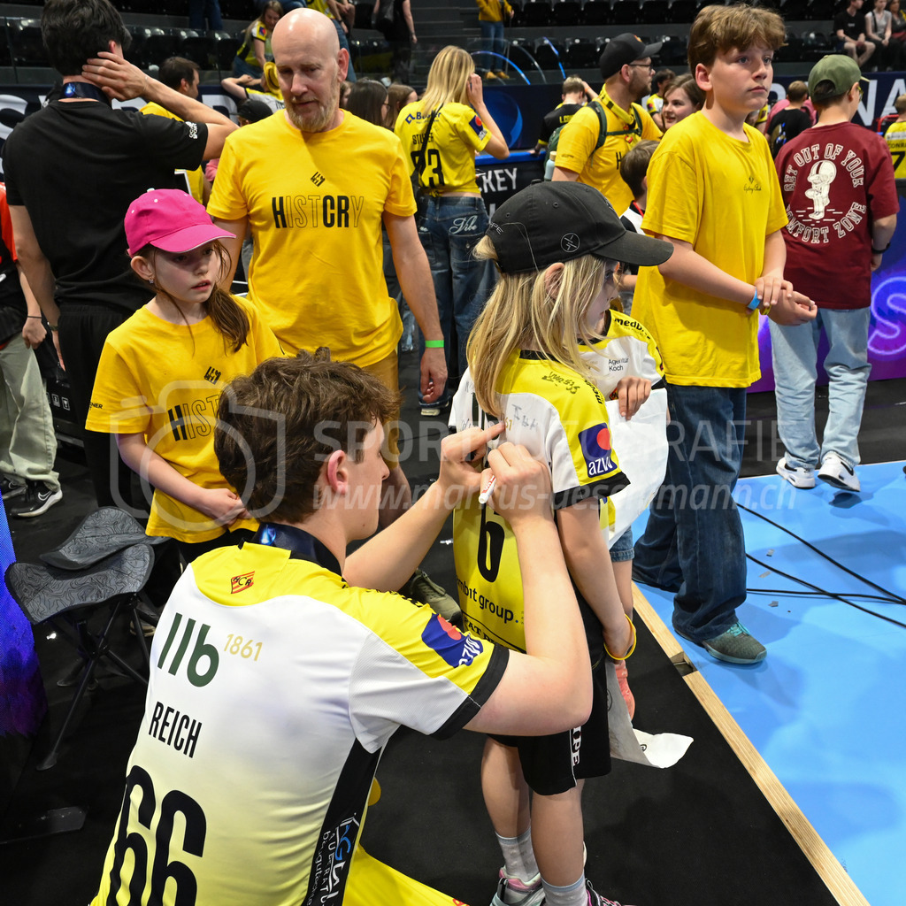 Zug United - HC Rychenberg - 25. April 2026 | Kimmo Reich (#66 HC Rychenberg Winterthur) gibt Autogramme am L-UPL Superfinal-Spiel zwischen Zug United und HC Rychenberg am 25. April 2026 in der BCF Arena, Fribourg, Schweiz.Bild: Sportfotografie Markus Aeschimann | www.markus-aeschimann.ch - Realisiert mit Pictrs.com