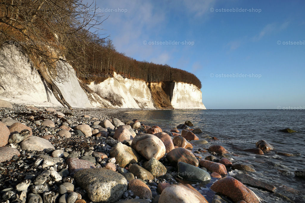 Steine am Gakower Ufer | Unzählige Steine bedecken den schmalen Strand am Ufer der Piratenschlucht.