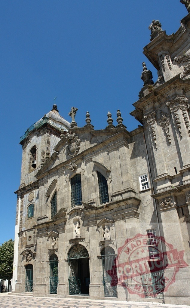 Igreja do Carmo baroque architecture in Porto Portugal | Igreja do Carmo presenting baroque architecture facade details under a clear sky - Realisiert mit Pictrs.com