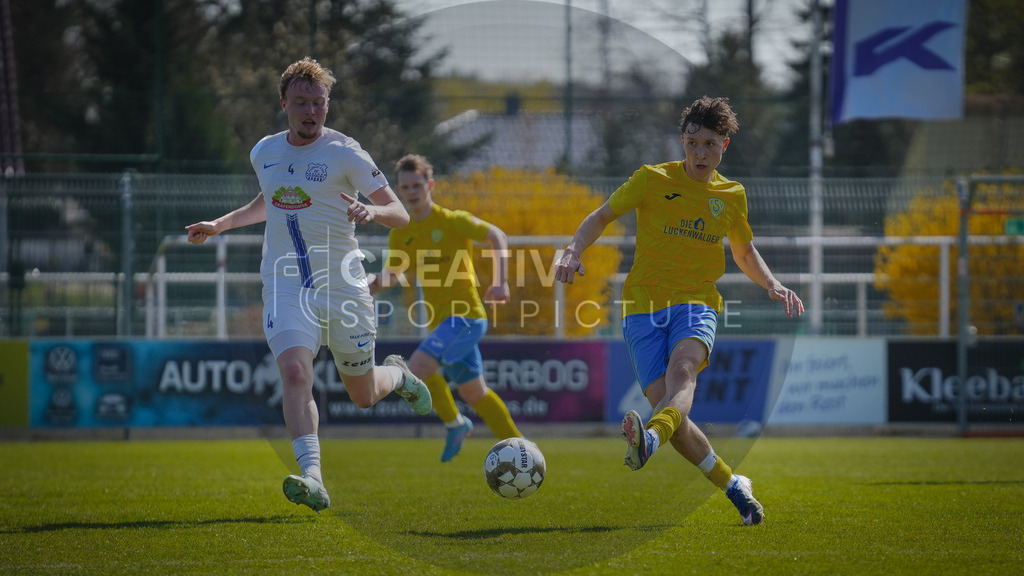 Fußball, Herren, Saison 2025/2026, Regionalliga Nordost, 29. Spieltag, FSV 63 Luckenwalde vs. FC Eilenburg, Samstag 11.04.2026, Werner-Seelenbinder-Stadion Luckenwalde, | Fußball, Herren, Saison 2025/2026, Regionalliga Nordost, 29. Spieltag, FSV 63 Luckenwalde vs. FC Eilenburg, Samstag 11.04.2026, Werner-Seelenbinder-Stadion Luckenwalde, Im Bild: Vincent Zaruba (l. eilenburg) und Len Neumann (r. Luckenwalde) - Realisiert mit Pictrs.com