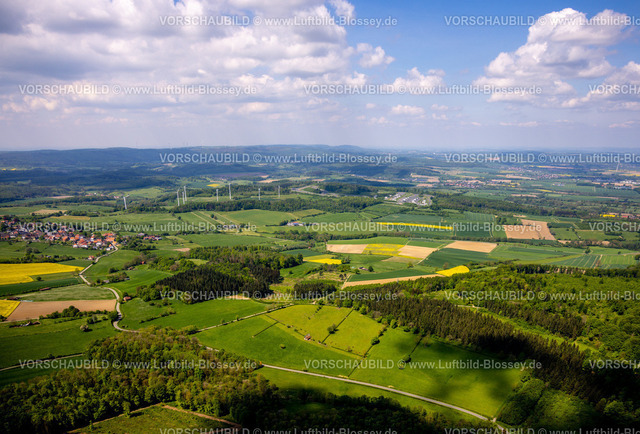 Brakel240504716NSG-HinnenburgerForst | Luftbild, NSG Naturschutzgebiet Hinnenburger Forst mit Emder Bachtal, sanften Hügellandschaft mit Wiesen und Feldern, Kuhstall Haus auf einer Wiese mit Boot auf und im Haus als Kunstwerk vom Künstler Ilan Averbuch, Fernsicht mit blauem Himmel und Wolken, Erwitzen, Nieheim, Ostwestfalen, Nordrhein-Westfalen, Deutschland