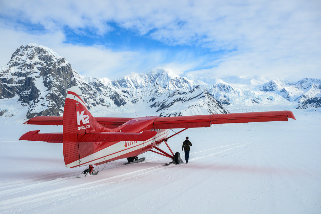 2025-092 | Im Flugzeug zum Denali, dem höchsten Berg Nordamerikas. Wenn das Wetter mitspielt - wie hier im Bild -, wird das Erlebnis gekrönt durch eine Landung auf einem der Gletscher am Denali. - Realisiert mit Pictrs.com