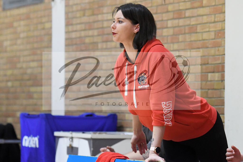 20200126_PANHAL_0111 | Basketball, Frauen: Milica Cuic (GiroLive-Panthers Osnabrück) schaut beim Spiel der Toyota DBBL zwischen GiroLive-Panthers Osnabrück vs. GISA LIONS SV Halle am 26.01.2020 im Panthers Dome in Osnabrück, Deutschland.(Foto von Nico Paetzel) - Realisiert mit Pictrs.com