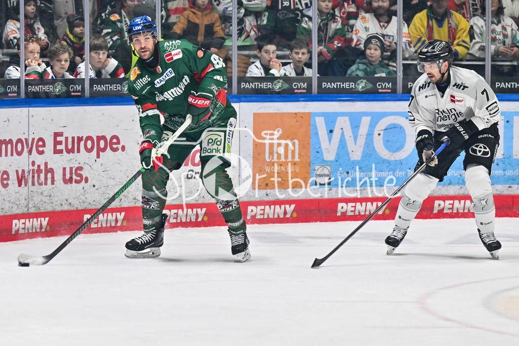 Augsburger Panther - Kölner Haie | AUGSBURG, GERMANY - 11. JANUARY: im Duell Alexandre GRENIER (Augsburger Panther 82) und Oliwer KASKI (Kölner Haie 7) während dem Match zwischen den Augsburger Panthern und den Kölner Haien am 39. Spieltag der penny DEL im Curt Frenzel Stadion