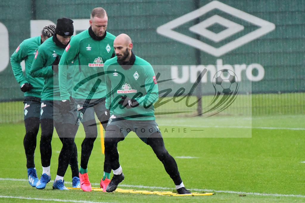 20200129_TRASVW_0020 | Fußball, Herren: Ömer Toprak (SV Werder Bremen) schaut beim Training des SV Werder Bremen am 29.01.2020 im wohninvest Weserstadion in Bremen, Deutschland.(Foto von Nico Paetzel) - Realisiert mit Pictrs.com