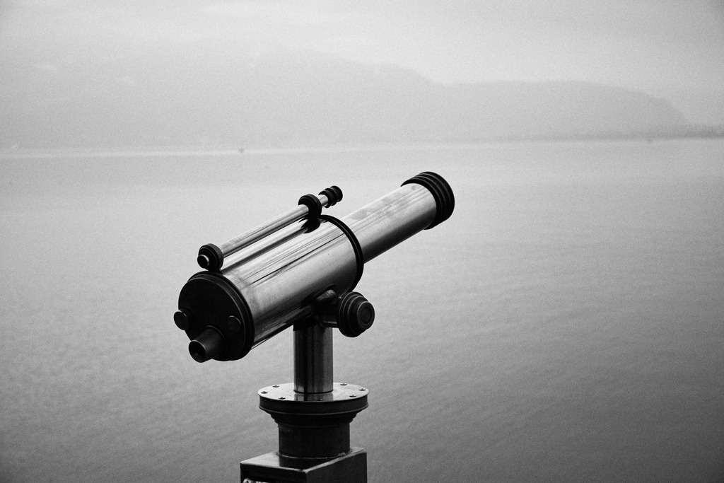Fernrohr am Bodenseeufer | Lindau, Deutschland - February 08, 2017: Fernrohr am Bodenseeufer. - Realisiert mit Pictrs.com