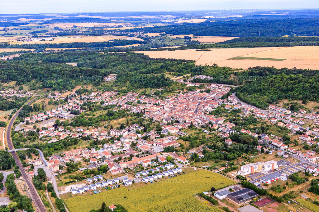 Vue aérienne: Vue de la ville depuis le sud-est à Foug dans le département Meurthe et Moselle, France – .Photo: IMG_083509.jpg prise le 13/07/2015 par Werner Riehm/FLY-FOTO.eu – Résolution de l'original: 5472 x 3648 px