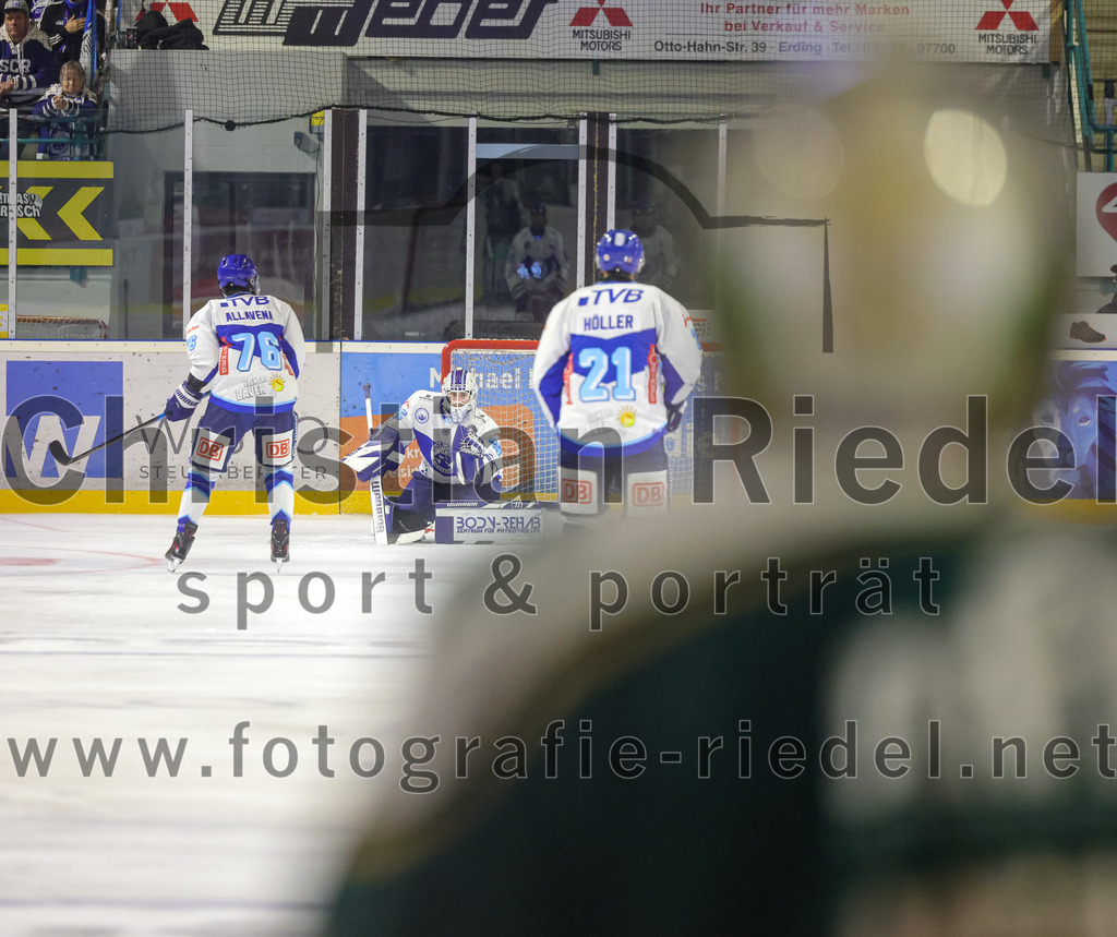 2025-09-26_113_TSV_Erding_gegen_SC_Riessersee | Erding, Deutschland, 26.09.2025:Eishockey, Oberliga Süd 2025 / 2026, 3. Spieltag, TSV Erding gegen SC Riessersee, Endergebnis: 3:5Luca Allavena (SC Riessersee, #76), Torwart Patrik Mühlberger (SC Riessersee, #65), Alexander Höller (SC Riessersee, #21)Foto: Christian Riedel / fotografie-riedel.net