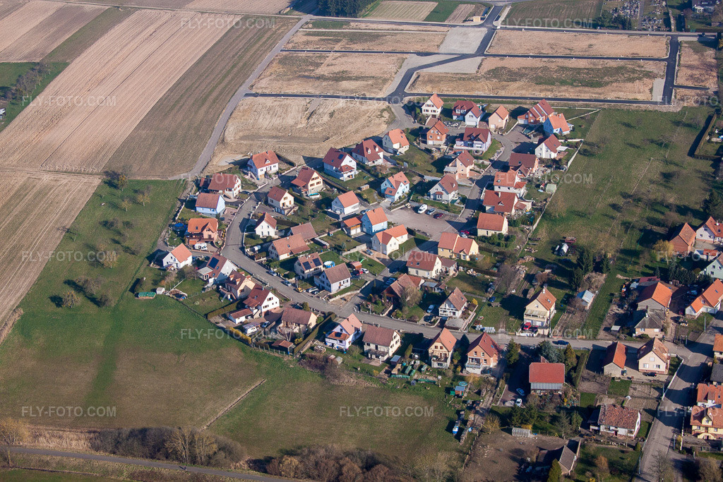 Aerial view: View of the town in Schwabwiller in the state Bas-Rhin, France.Photo: IMG_62749.jpg taken on 03/09/2014 by Werner Riehm/FLY-FOTO.comResolution of the original: 4752 x 3168 px