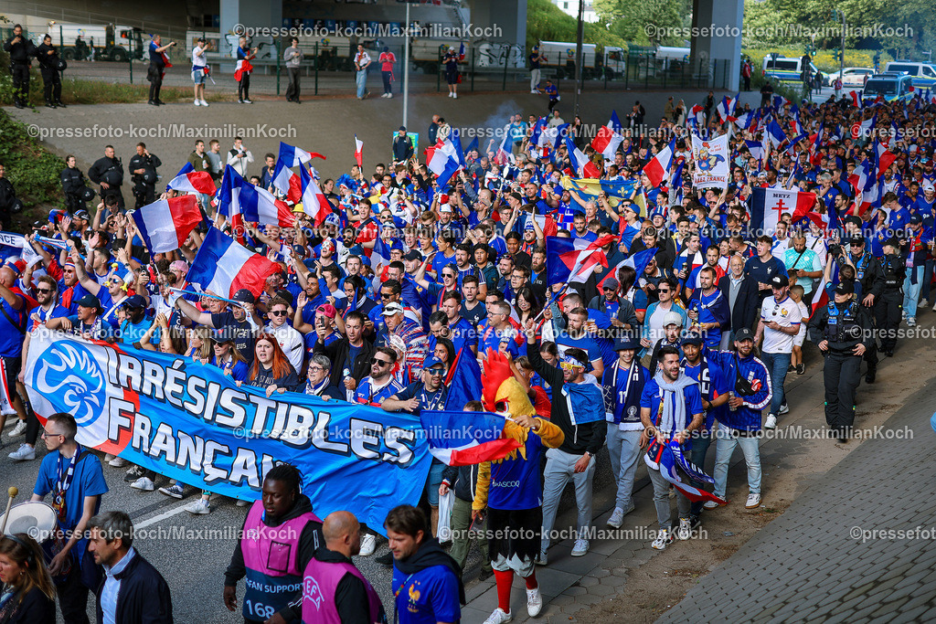 HHmx05072401011 | 05.07.2024, Hamburg, EURO2024 FRANCE VS PORTUGAL Fans and Unterstützer von Frankreich vor dem Fußballspiel zwischen der Nationalmannschaft  von France (les Bleus) und Portugal im Viertelfinale knock out game der UEFA EURO, EM, Europameisterschaft, Fussball 2024 tournament. Fanmarsch von Schnellingen zum Stadion vor dem Spiel.