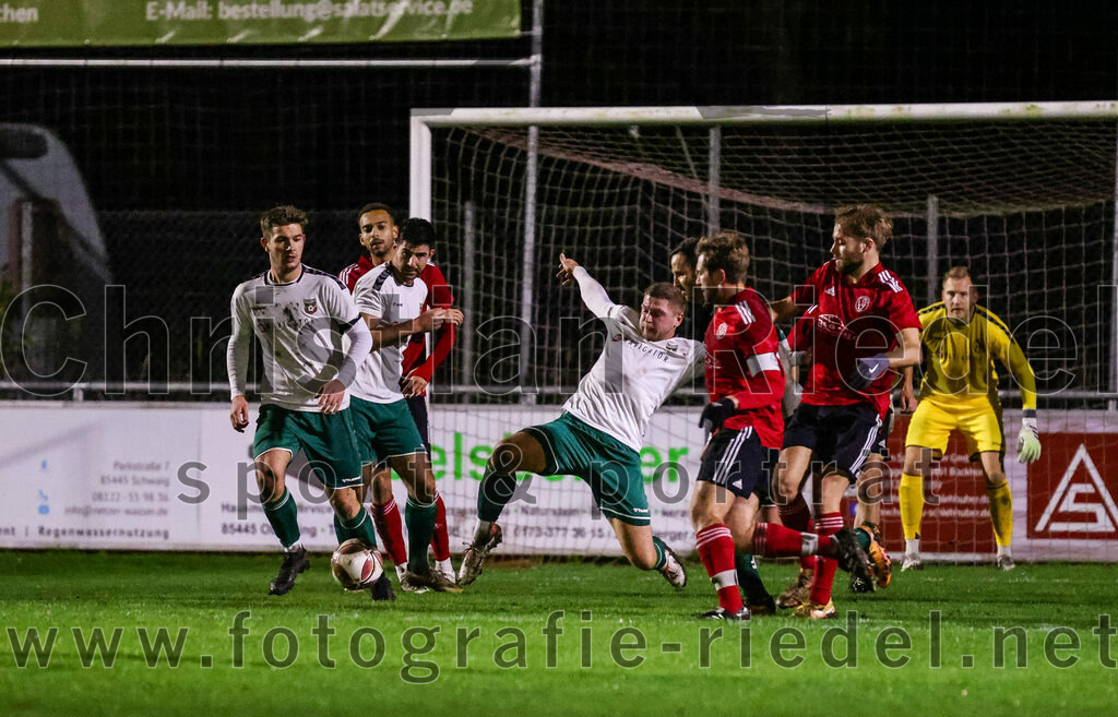 2023-11-17_064_FC_Schwaig_gegen_SpVgg_Feldmoching | Oberding, Deutschland, 17.11.2023:
Fußball, Landesliga Südost 2023 / 2024, 21. Spieltag, FC Schwaig gegen SpVgg Feldmoching, Endergebnis: 1:1

Raffael Ascher (FC Schwaig, #9), Nils Wölken (FC Schwaig, #8), Robert Leidenberger (SpVgg Feldmoching, #4), Mario Ljubicic (SpVgg Feldmoching, #16)

Foto: Christian Riedel / fotografie-riedel.net